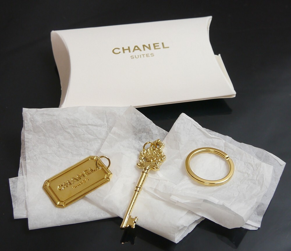 CHANEL - 【限定】CHANEL SUITES KEY Authentic CHANEL Key chain key plate SUITES Metallic #5923