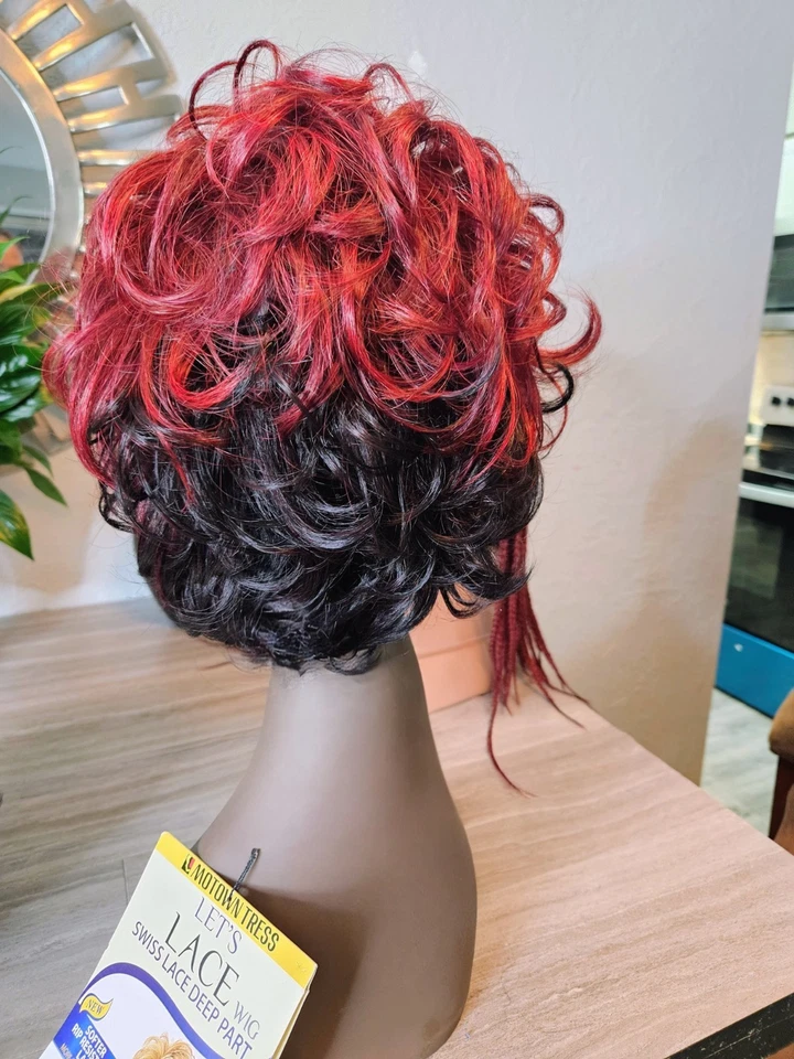 Peluca suiza corta de encaje Motown Tress Foto 3 de 4