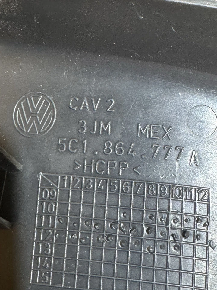 H40816 2012-2019 Volkswagen Beetle PAINEL DE ACABAMENTO DE DESCANSO PARA OS PÉS 5C1864777A FABRICANTE DE EQUIPAMENTO ORIGINAL - Imagem 3 de 3