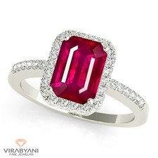 Anillo de rubí de corte esmeralda natural de 2,30 quilates con halo de diamantes de 0,25 quilates de oro blanco de 18 quilates