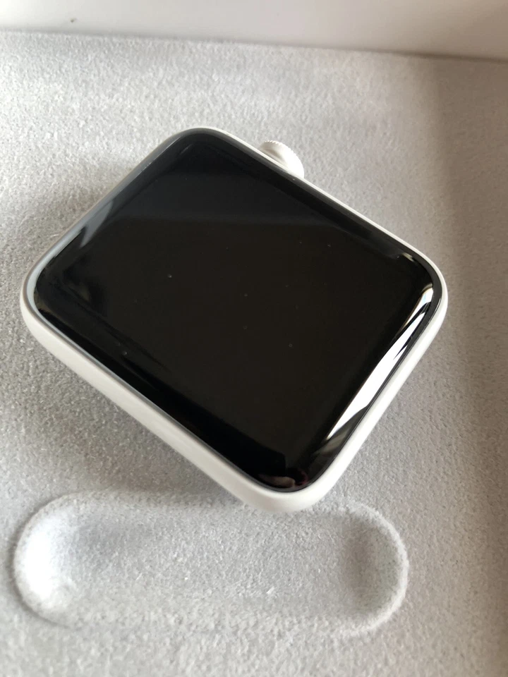 Apple Watch 42mm Series 3 Edition. White Ceramic. New, Open Box - Imagen 4 de 4