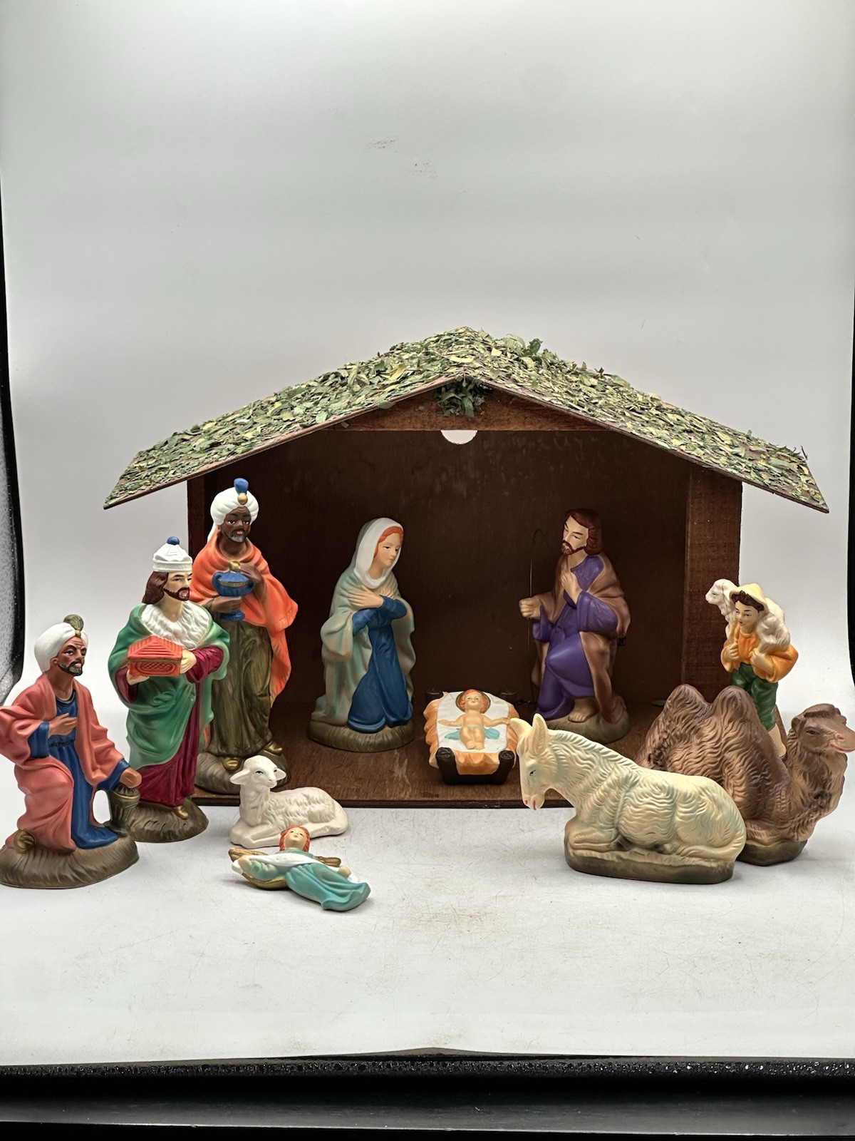 Vintage Hand Painted 11 Piece Nativity Set With Crèche Japan Original Box