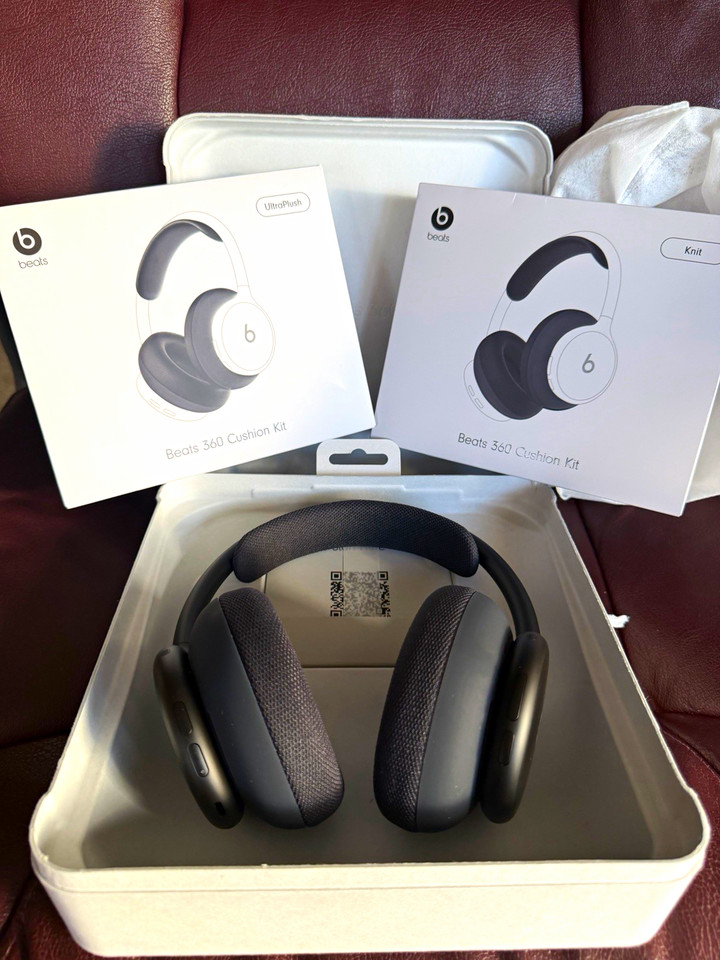 Beats 360 Black Open Box W/ Two Extra Black Cushion Kits