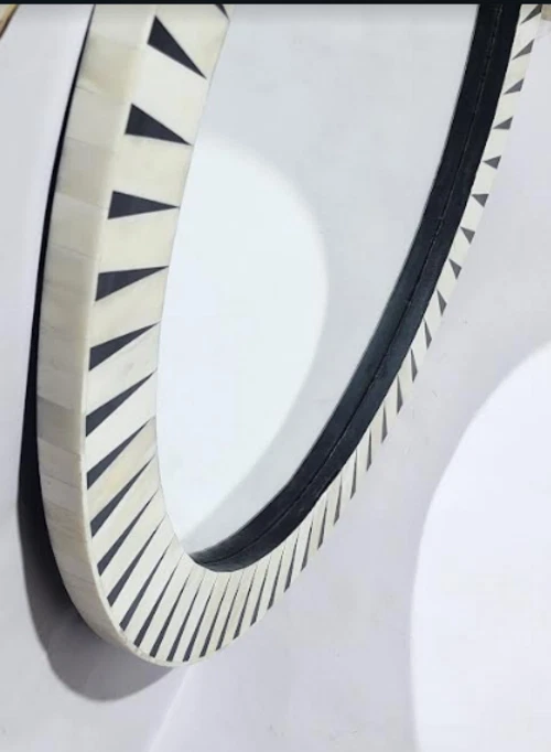 Espejo redondo con incrustaciones de hueso y resina Arvi Foto 2 de 4