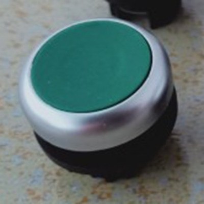 one NEW EATON M22-D-G Green Self-reset button head Fast Delivery