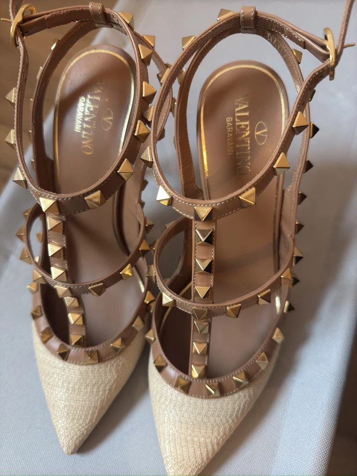 Valentino Garavani Rockstud Rafia T-Strap Zapatos de salón Talla 38.5 Tostado Natural Foto 2 de 4