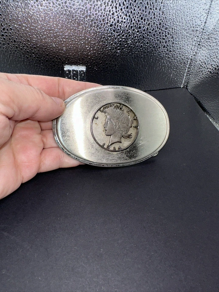 Moneda recortada de dólar de plata Peace 1924 y hebilla de cinturón ornamentada Foto 3 de 4