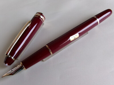 Montblanc Meisterstuck Classique 144 Fountain Pen Burgundy GT 14K M Nib