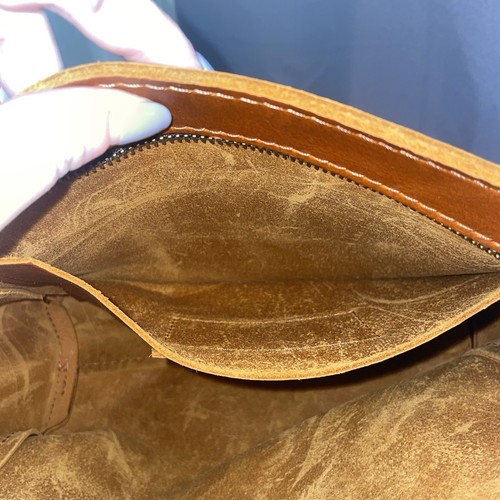 BOLSO DE HOMBRO TRIÁNGULO CASI PERFECTO Portland Leather Goods en Castaño - Imagen 12 de 19