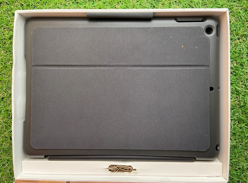 Logitech Slim Combo Case for iPad (5th & 6th Generation), Black incomplete (B109 - Image 2 of 4