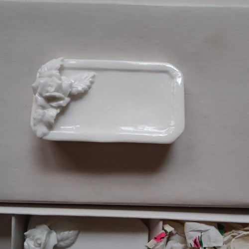 Vintage Mid Century Set 6 White Porcelain 'Rose' Place, Name Markers, Cards - - Picture 2 of 7