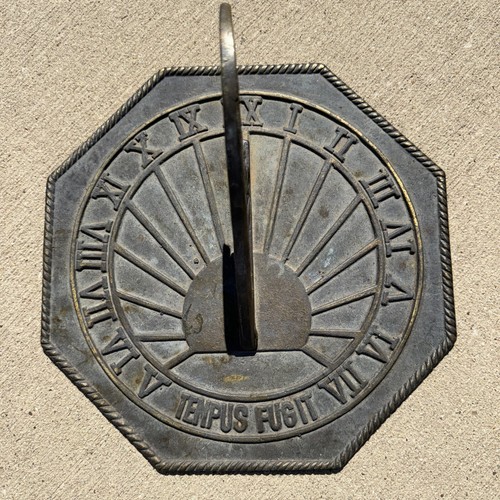 "Placa de reloj de sol octogonal de latón con gnomon floral 10""x10""" - Imagen 3 de 6