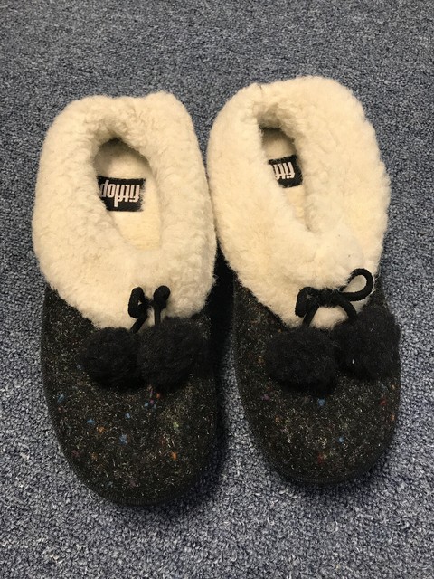 FITFLOP LOAFF SNUG POM WOMEN'S SIZE 6 SLIPPERS CLOGS MULES BLACK FUR COLLAR for sale online