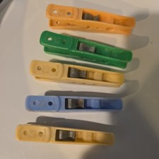 LOT OF 5 VINTAGE MASTRO CLOTHES PINS PLASTIC