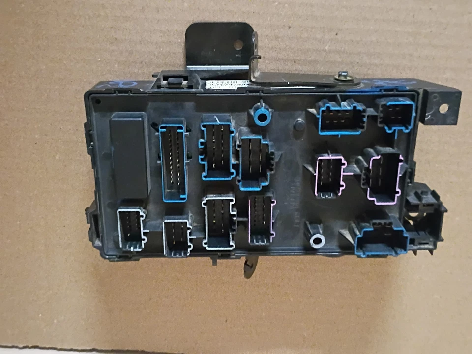 2005-2007 FORD F250 F350 UNDER DASH FUSE BOX P/N 6C3T-14A067-AD - Image 4 of 4
