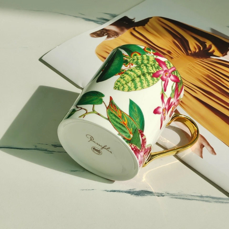 Taza de café Hermes Passiflora con patrones tropicales Foto 4 de 4