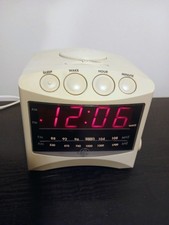 Vintage General Electric GE Model 74806A GE AM/FM Digital Alarm Clock Radio..
