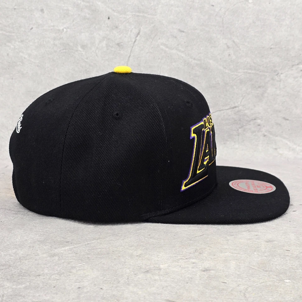 Gorra Mitchell & Ness Los Angeles Lakers Script negra y amarilla Snapback Hat Foto 4 de 4