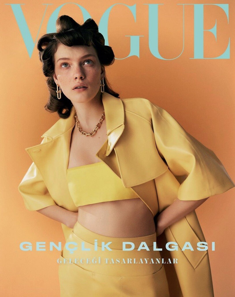 女性情報誌 Vogue Turkey Magazine February 2022 VOGUE TURKEY 2022 FEBRUARY (MAGAZINE) - PENELOPE TERNES