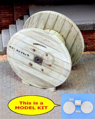 Royal Model 1/35 Large Wooden Cable Reel with Wooden Chocks (60mm diameter) 775