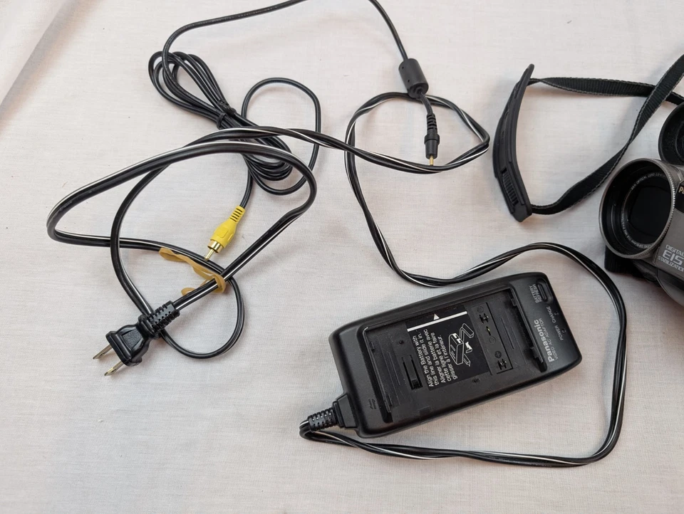 Panasonic PV-L678D Palmsight VHS-C Analog Camera Camcorder Palmcorder Bundle - Image 2 of 4