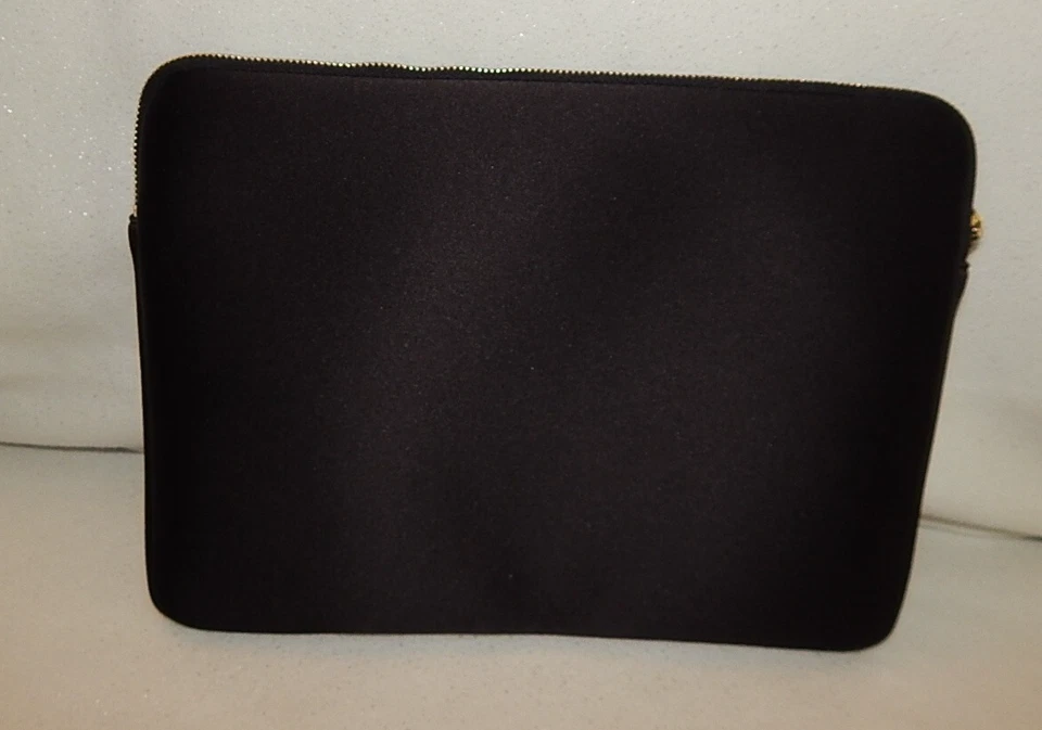Funda acolchada de neopreno negra con cremallera Kate SpadePKG8511R05119 para computadora portátil Foto 2 de 4