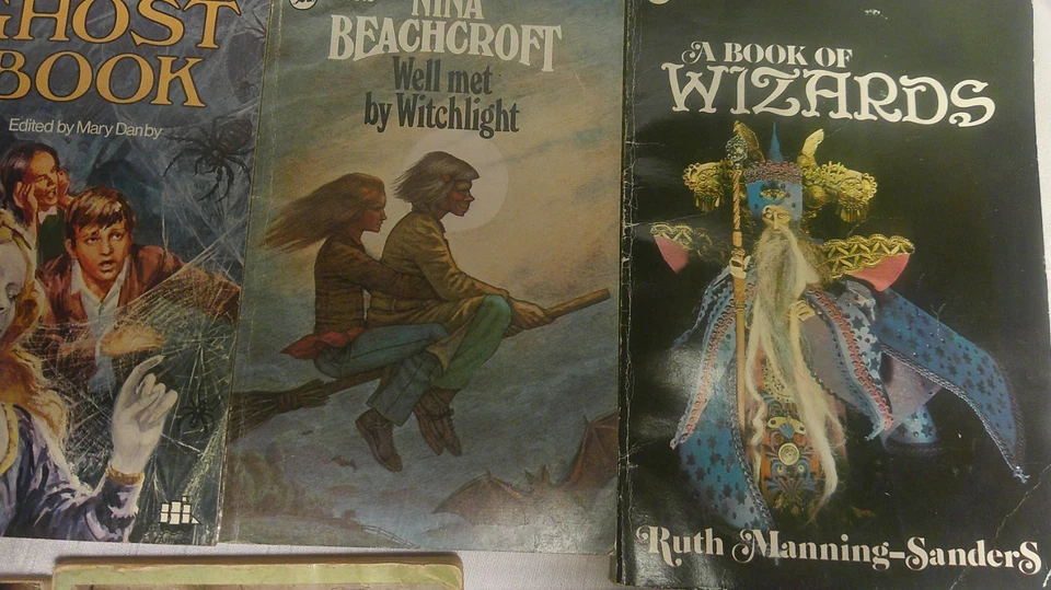 10 Vintage Horror Ghost Witch Wizard PBs Mainly Childrens Full List in Descript Foto 4 de 4