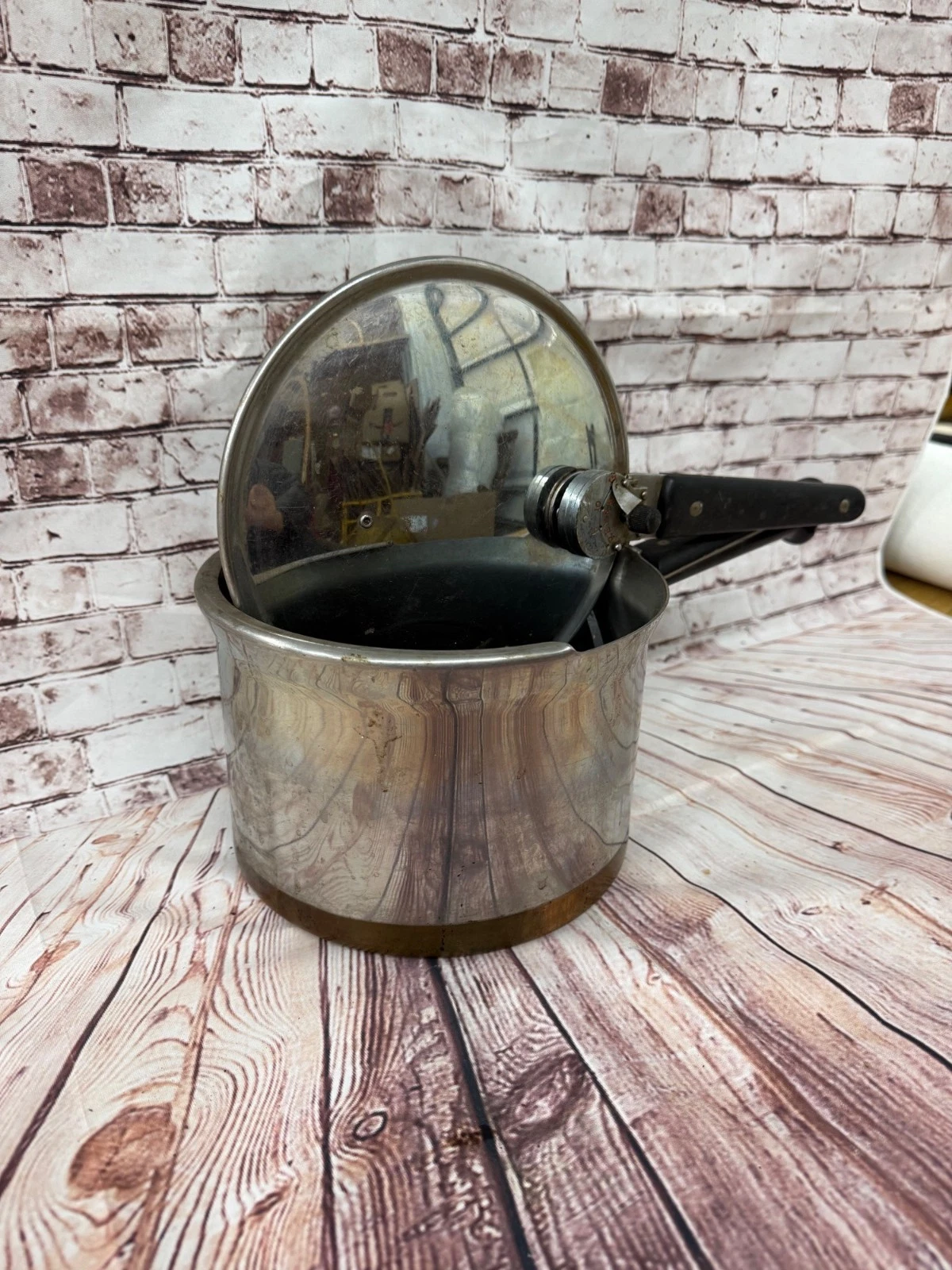 Vintage Mirro Aluminum 4 Qt Pressure Cooker With Original Lid, Bakelite Handle
