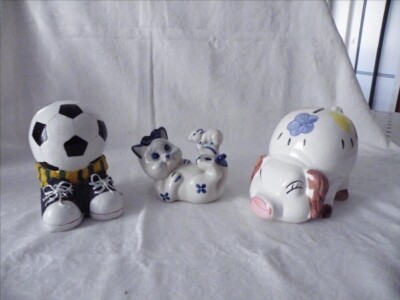 SET MIT 3 ENTZÜCKENDEN SPARDOSEN SCHWEIN BALL FUSSBALL KATZE Fayence