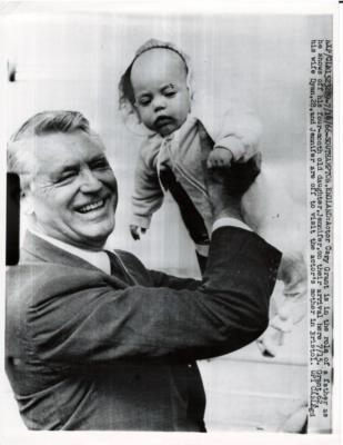 CARY GRANT-ORIGINAL PHOTO-WITH BABY DAUGHTER-UPI WIREPHOTO | eBay