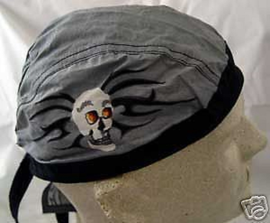 Manteau matelassé avec capuche sur noir | atelier GOLDNER