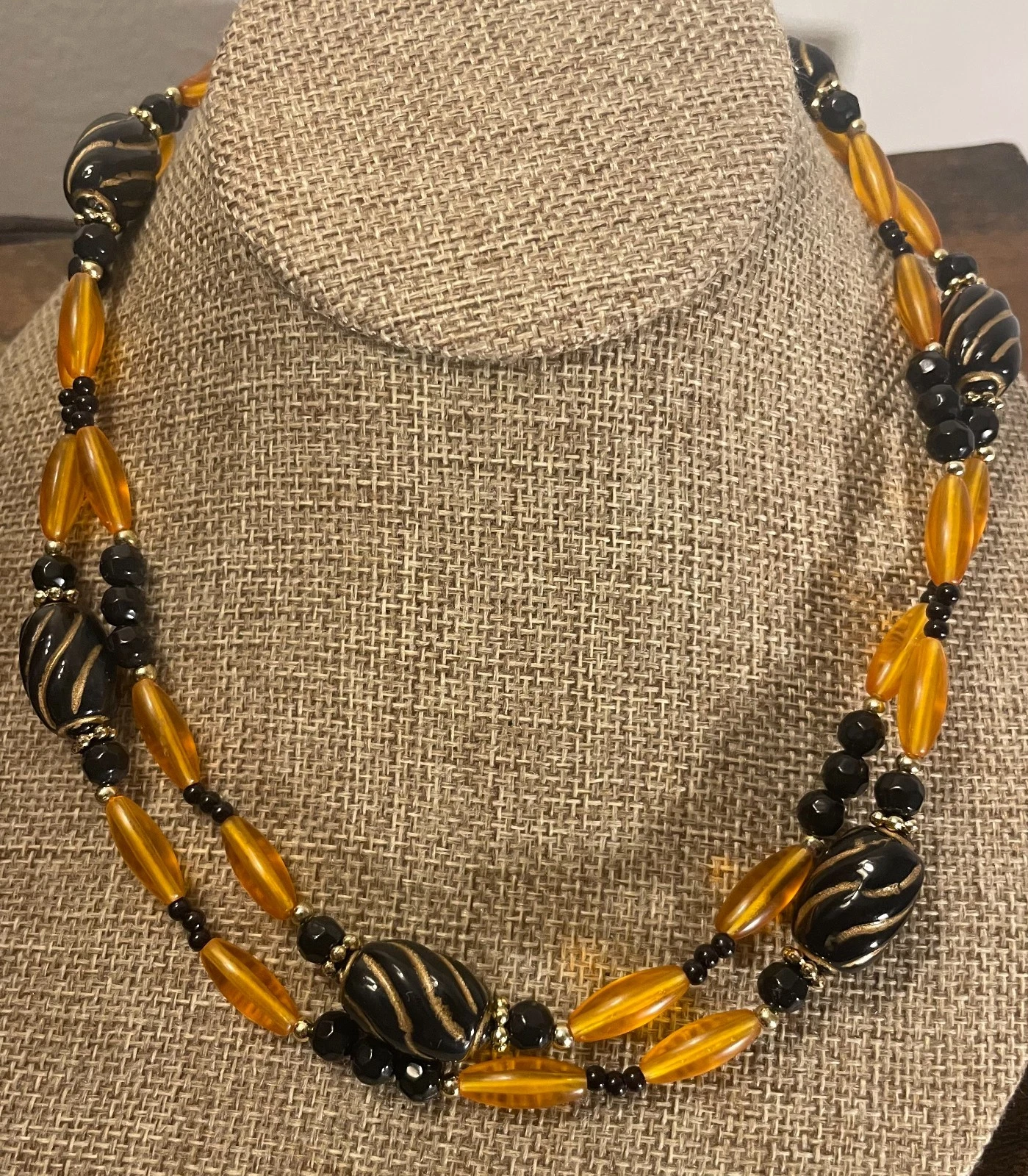 VETEMENTS Collana lunghezza matinée in vetro nero e oro e perle ceramica lunga circa 30"