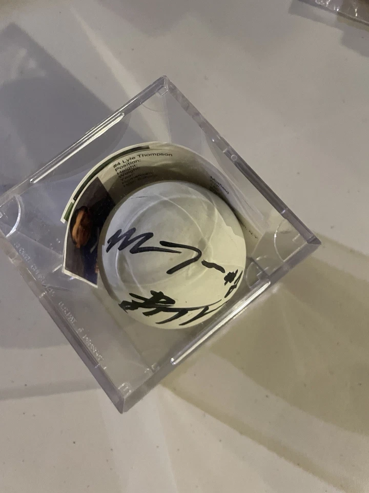 Pelota de lacrosse autografiada por Lyle y Miles Thompson Universidad de ALBANY Foto 2 de 4