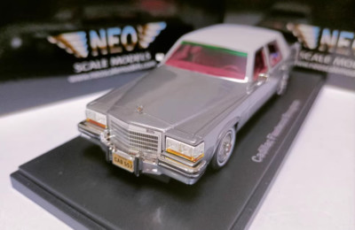 Neo 1/43 Resin car model Cadillac Fleetwood Brougham 1982 Grey 