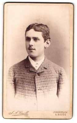 Fotografie S. Aug. Knoll, Innsbruck, Mariatheresienstr. 37, Knabe mit karierter 