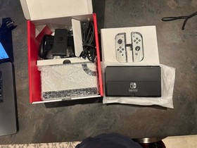 Nintendo Switch OLED - White - 64GB - Very Good in box - Screen protected always