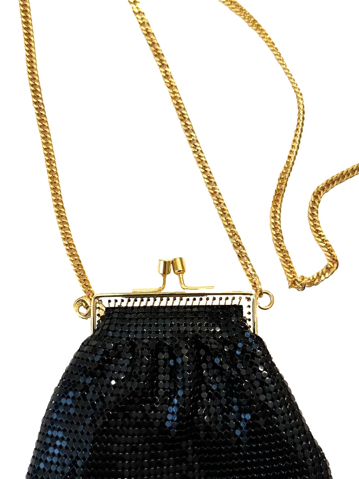 Bolso de Noche Whiting & Davis Malla Negra; Cadena Bandolera Dorada; Top con Bloqueo de Beso. Foto 3 de 4