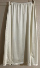 VINTAGE VANITY FAIR IVORY SZE MEDIUM NYLON HALF SLIP STYLE 11-711  Made USA