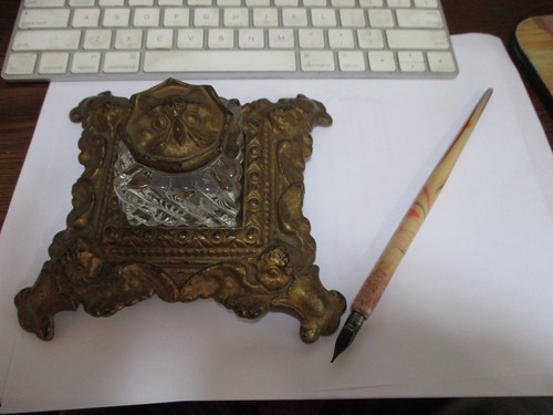 VINTAGE INK WELL WITH GLASS BOTTLE OWL LID DIP PEN & NIB