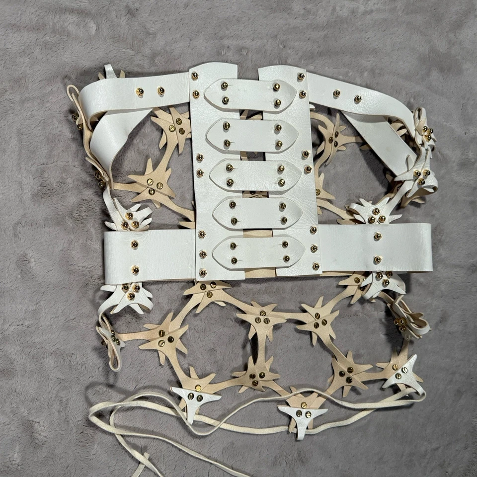 Espartilho quadril de renda de couro Lyra Una Burke ouro branco - Imagem 3 de 4