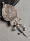 Bijoux Ethnique-fibule en argent repoussé et gravé, p:16,7g - XXème siècle