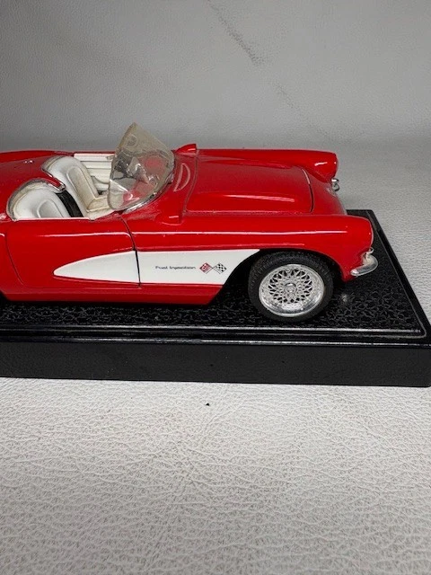 1957 Chevrolet Corvette vermelho conversível fundido em escala 1/18 com suporte sem caixa - Imagem 3 de 4