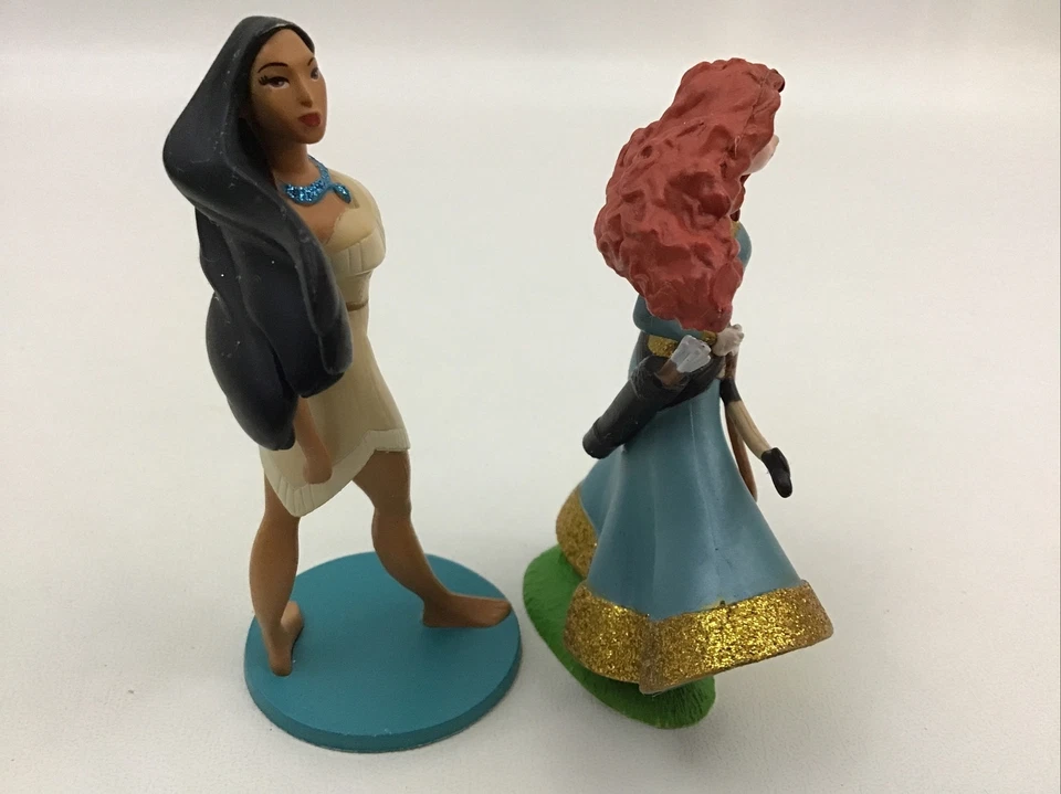 Lote de 2 bonecos de princesa glitter Disney Store brinquedo Merida Pocahontas 4" - Imagem 2 de 4