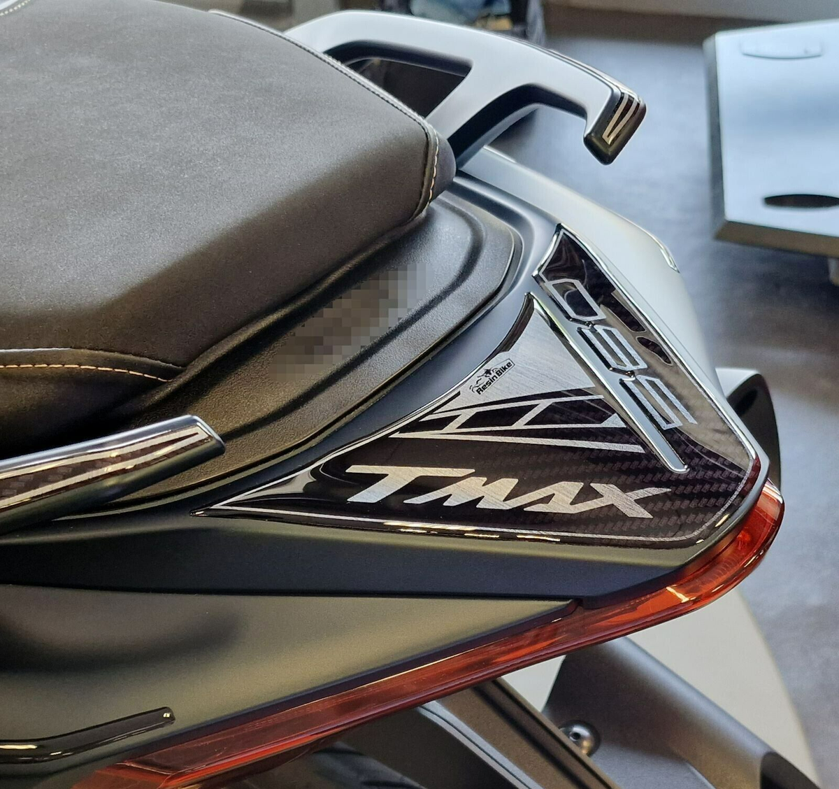 labelbike - 2 Autocollants 3D Moto Scooter Bords de Coque Protection et Décoration en Résine Compatible avec Yamaha TMAX 560 Depuis 2020