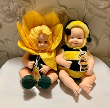 Lote de dos (2) muñecas bebé Anne Geddes - un abejorro, un narciso - 1997-1999