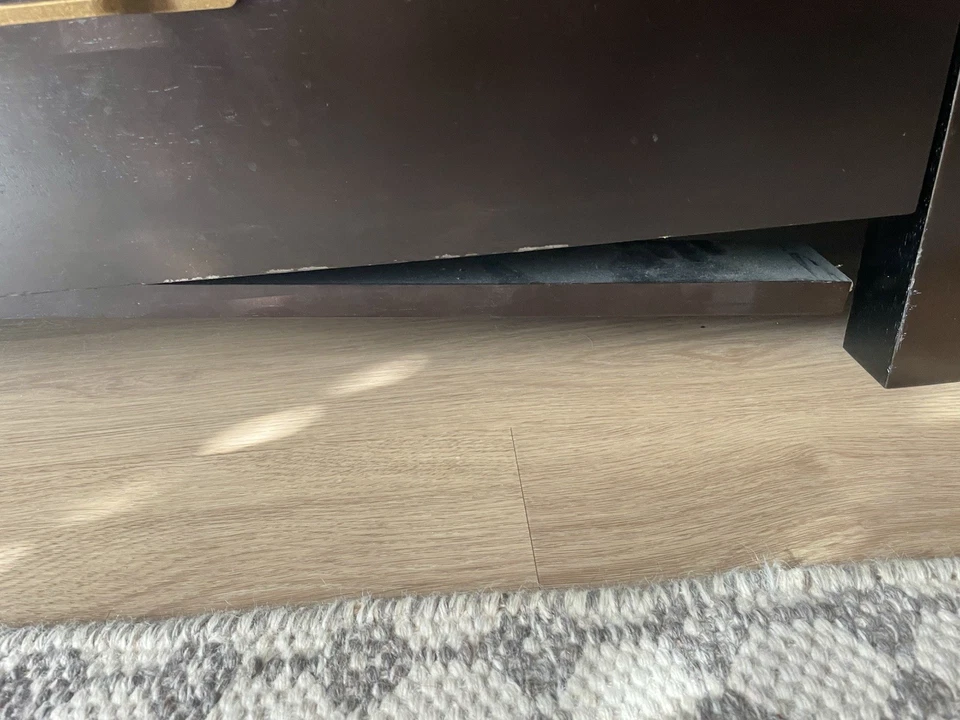 Cómoda de madera marrón con 6 cajones con asas doradas Foto 4 de 4