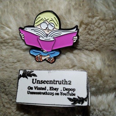 Lizzie McGuire sitzend liest ihr Buch Emaille Pin Anstecker Vintage Sammlerstück neu