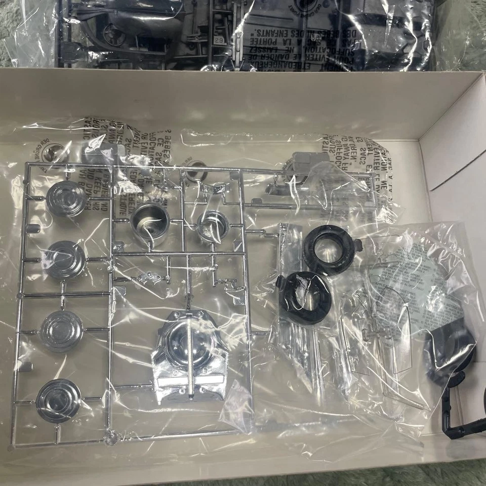 Hasegawa Batmobile scala 1/25 kit modellino in plastica Batman smontato - Immagine 4 di 4