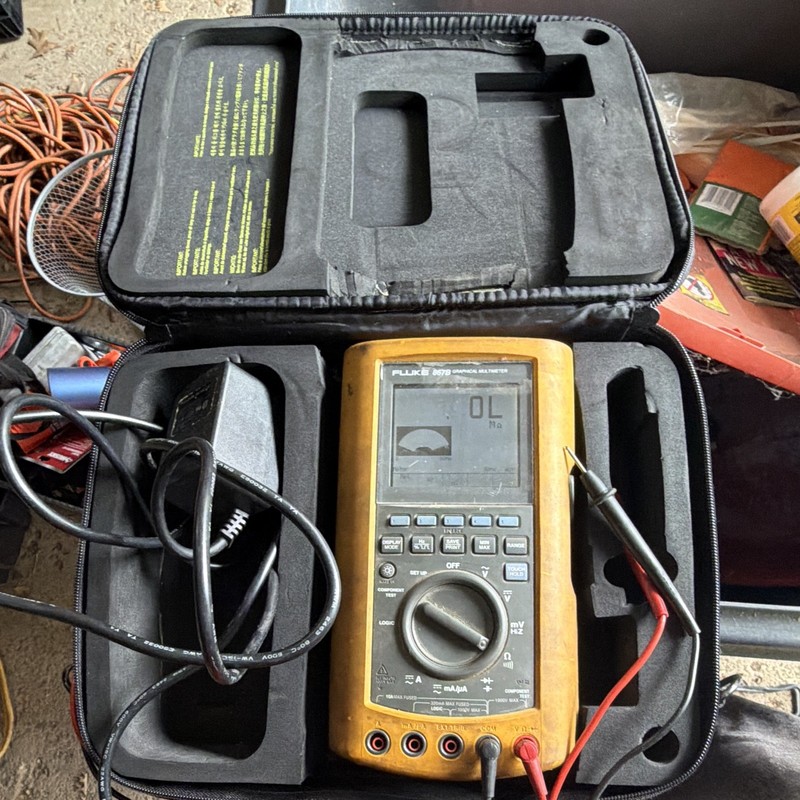 Fluke 867B CAT III Handheld Digital Multimeter 50,000 Count w/ Case