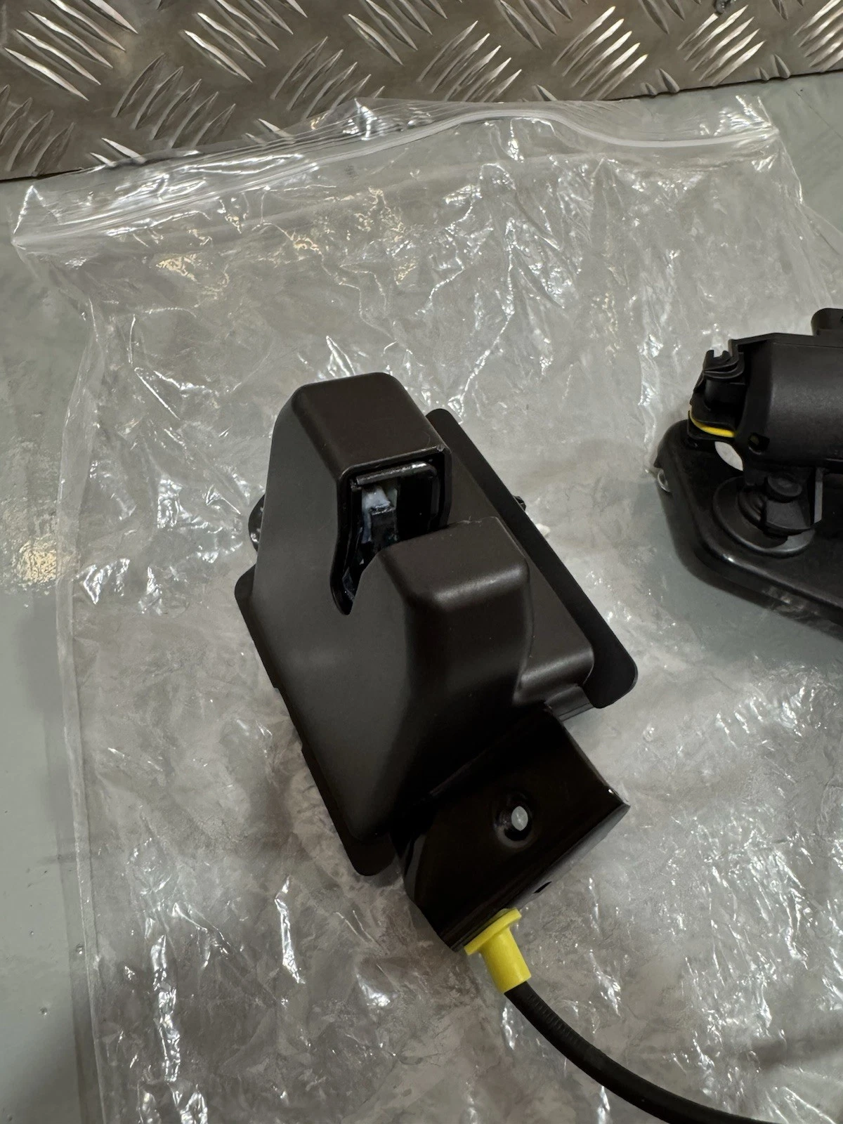 Aston Martin DBX 2020+ AM8 Tailgate Boot Power Lock MY83-F442A66-AA Brand New 5